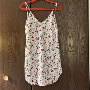 Honors silky short nightgown with roses and the word love all over. Size Medium.